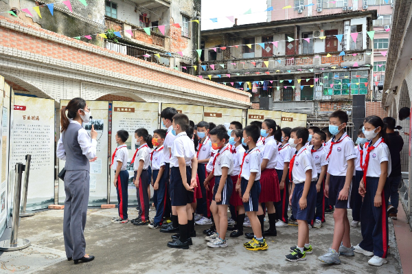 2-2022年6月13日，高家基小学同学们在讲解员带领下参观展览。（蓝子键摄）.jpg