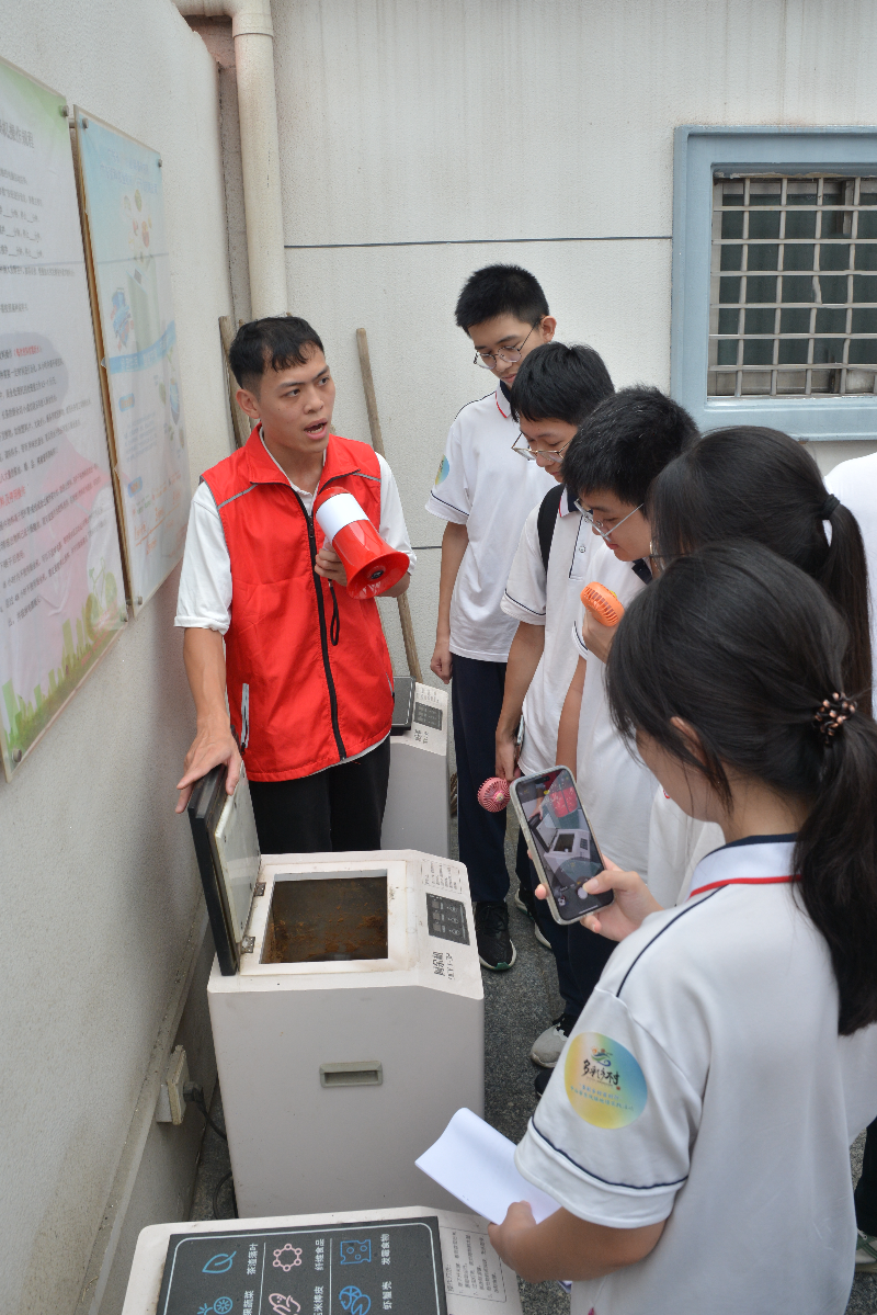 2024.8.28.【工作动态】实践团成员在穗成农业科普园内学习了解生态循环农业技术（摄影：蓝子键）.JPG