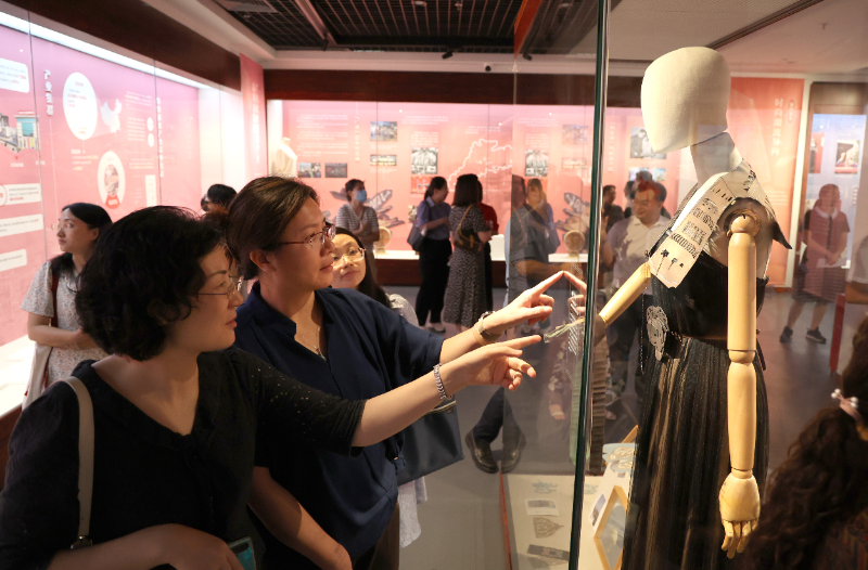 2024.1.3.【数字方志馆】】穿“粤”岭南时尚 共赏美好生活——广东服饰文化展.jpg