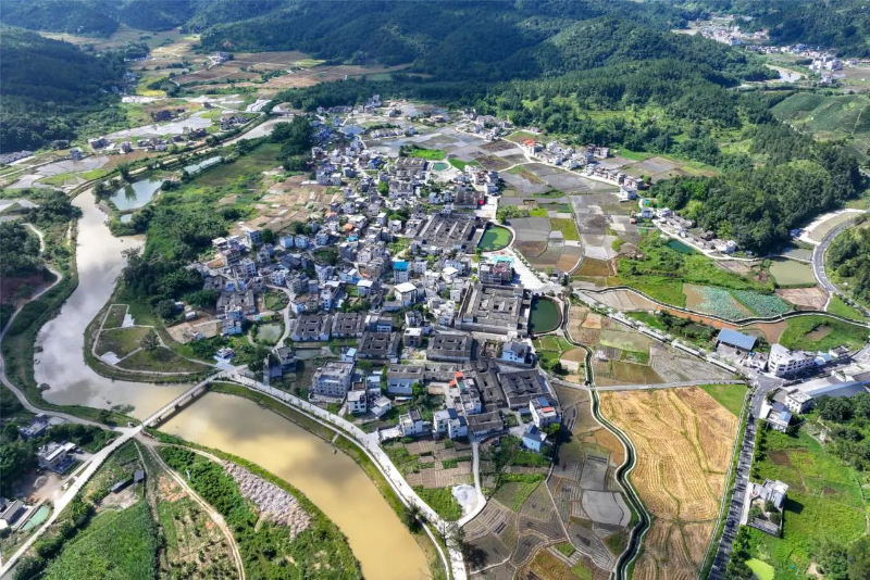群山环抱的仙坑村.jpg