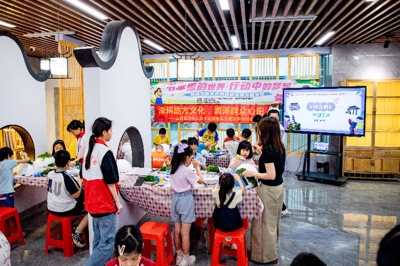 2025.8.14.【工作动态】3.学员们在进行手工创作（高明区地方志办+供图）.jpg