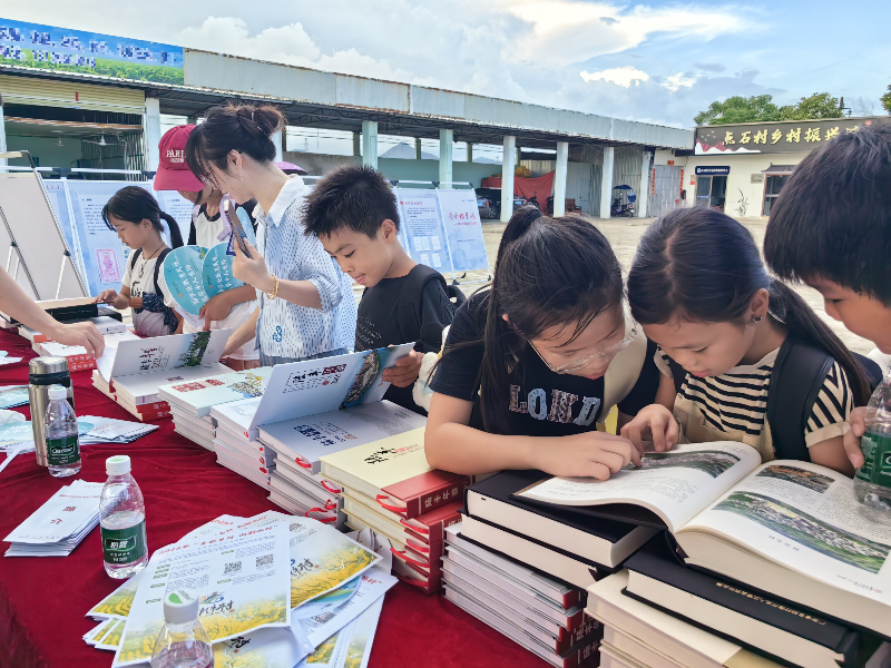 2025.9.22.【工作动态】村中青年、学生翻阅地情书籍.jpg