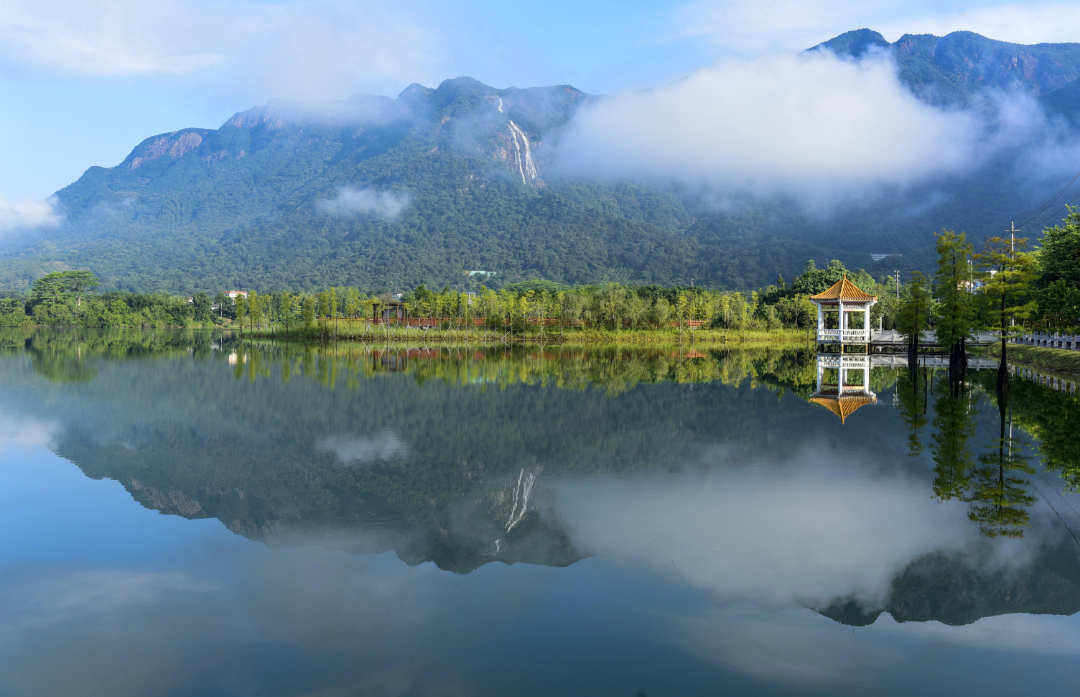 环抱两山的生命链 奔腾脉动的风光画卷